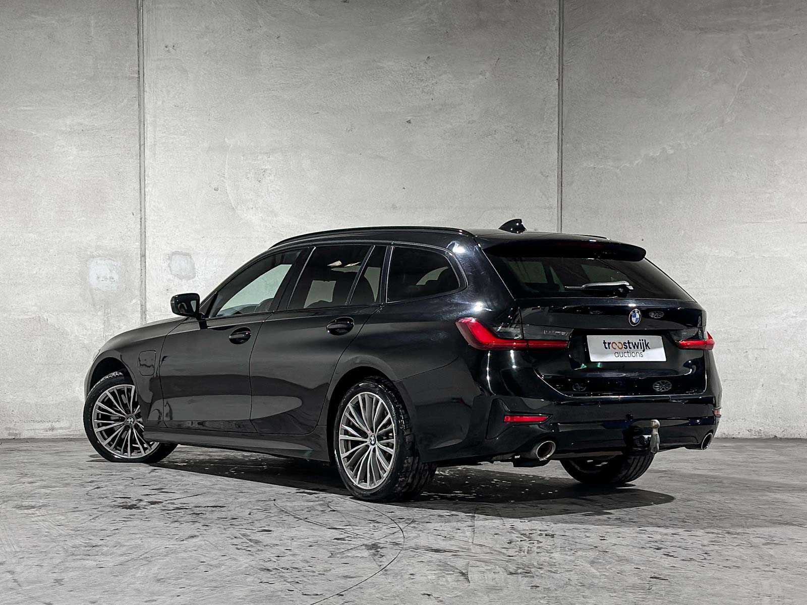 BMW 330e Touring Business Edition Plus 184pk 2021 3-serie (Origineel-NL + 1e Eigenaar) L-480-TL