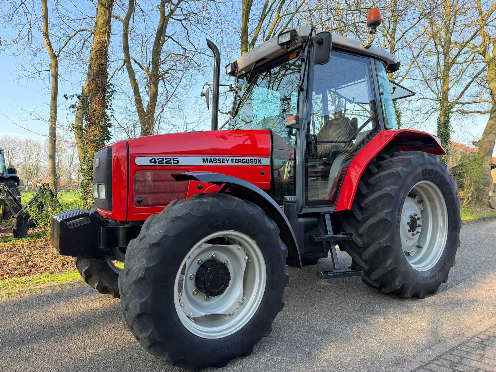 Massey Ferguson 4225 landbouwtractor met vierwielaandrijving uit 2000