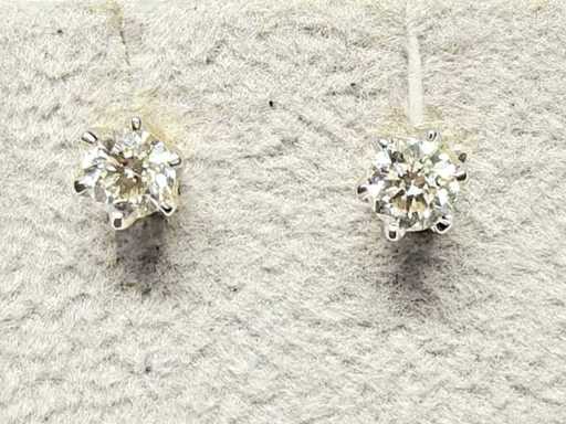 18 KT Yellow Gold Earring With Natural Diamond