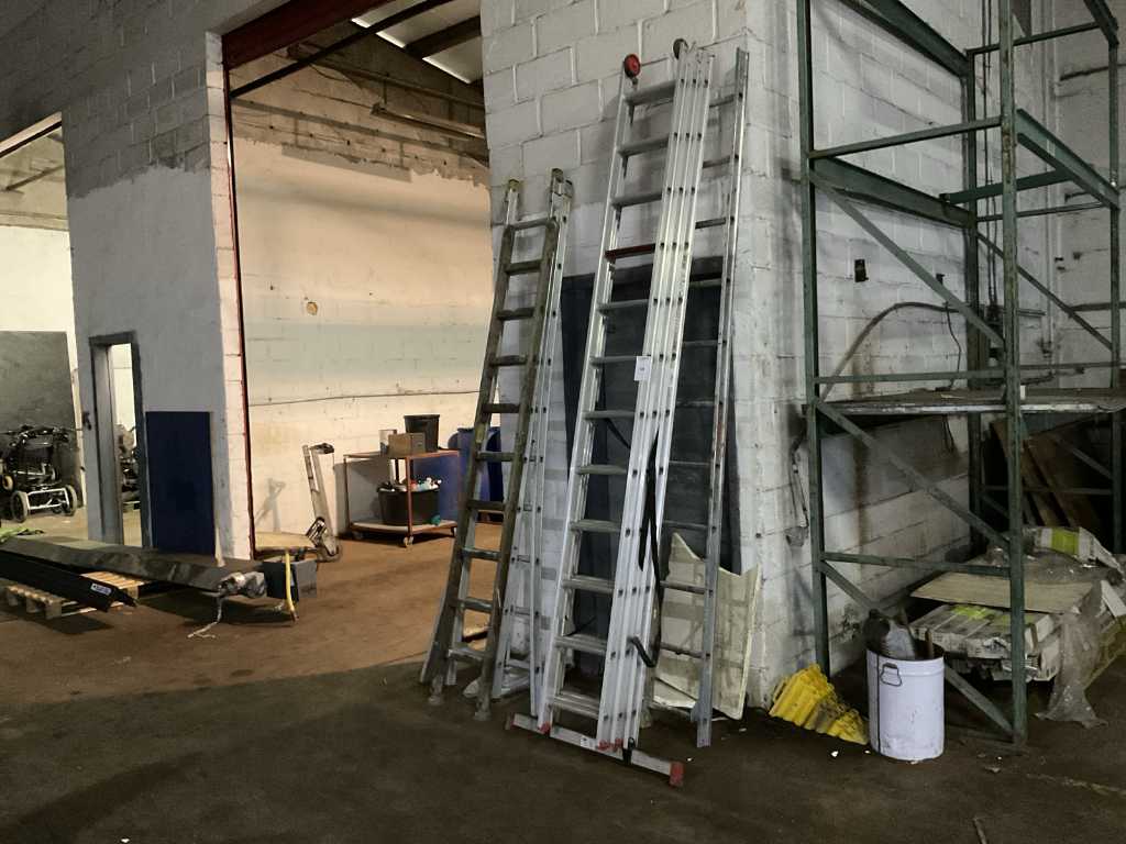 Aluminium sliding ladder (2x)