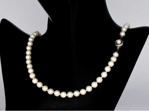 colier de perle cu închizătoare de argint