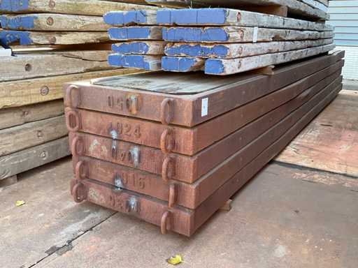 Dragline bulkhead with steel frame (5x)