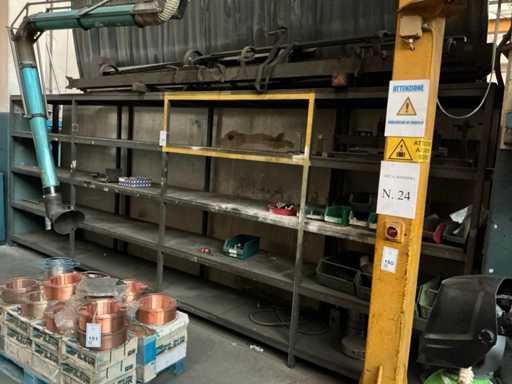 Metalen planken zonder inhoud