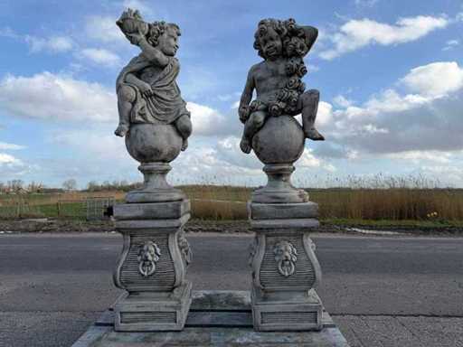 Putti na piedestale (2x)