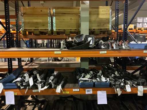 Man Partij trekstangen en stabilisatorsteunen en schokdempers