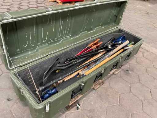 Attrezzi da giardino nella scatola