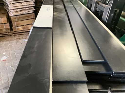 Multiplex paneel in grondlak zwart gespoten - 280x22x1 cm (85x)