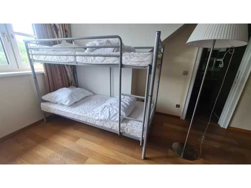 IJzeren stapelbedden