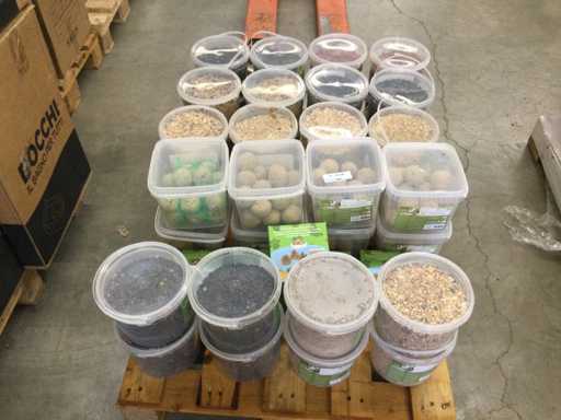 Găleți cu diverse hrană pentru păsări (45x)