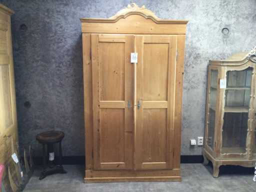 Armadio in pino antico