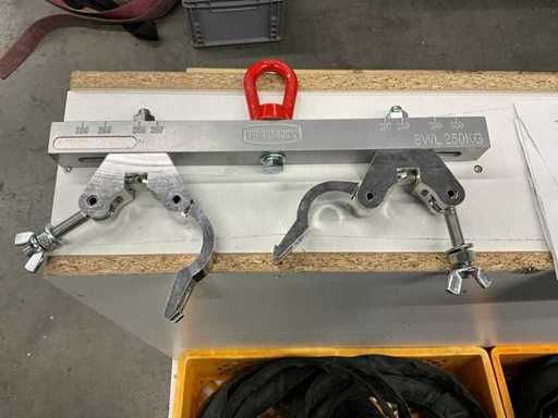 2x Doughty T55720 Trussadapter (Gizmo), silber,Bogenöse Ø25mm, ALU, Langloch, Tragkraft:250kg, 2x Doughty T57011