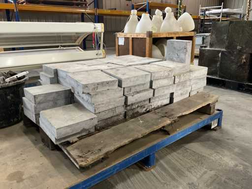 Molte pietre e materiale per impalcature