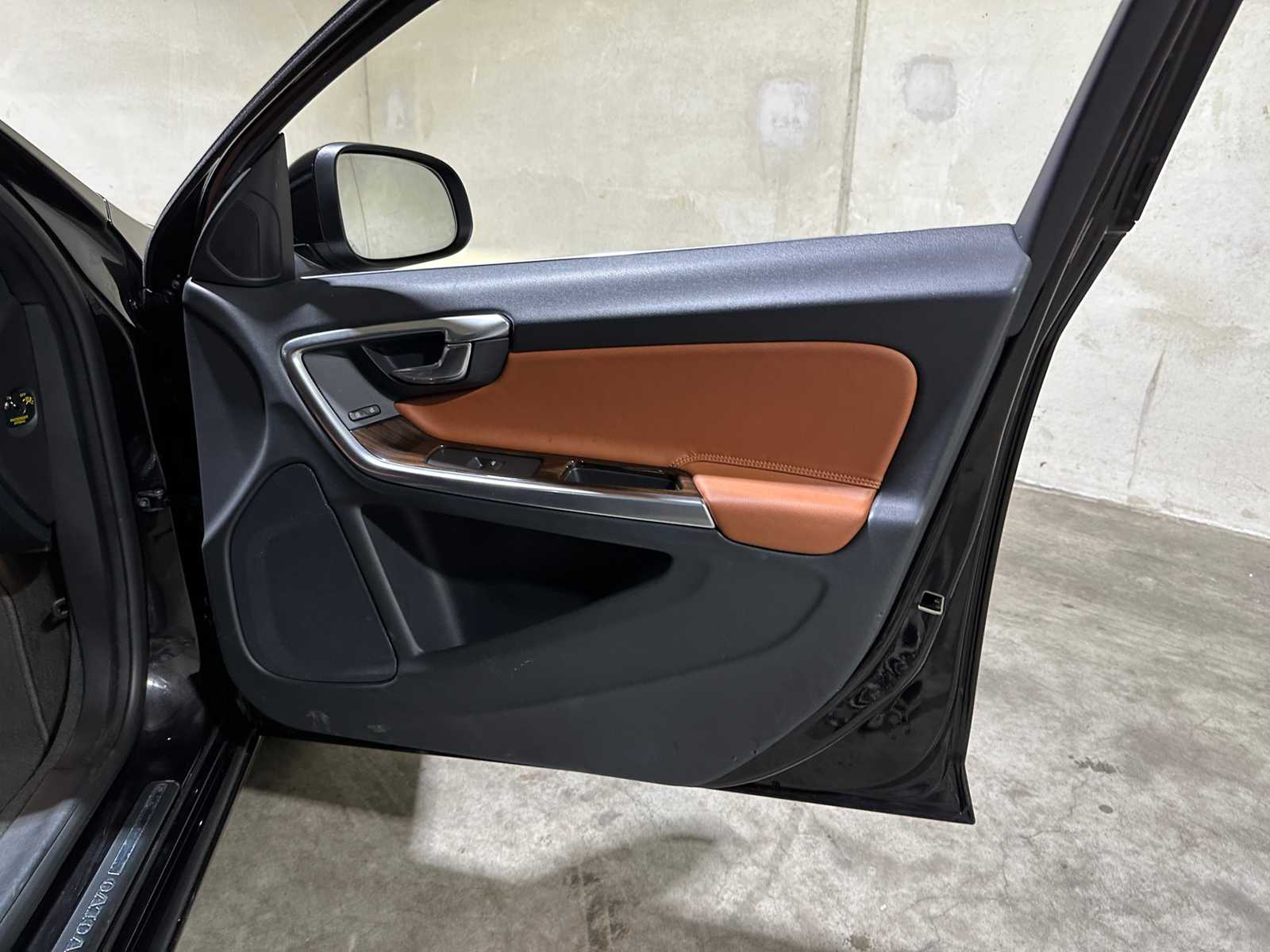 Volvo V60 2.4 D6 Twin Engine Summum 220hp 2015 Plug-In Hybrid, HR-946-F