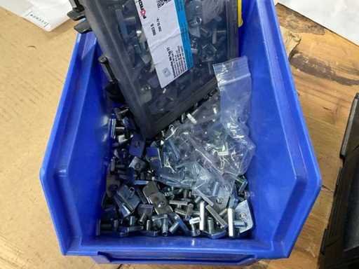 Slotmoeren van verschillende maten in plastic doos, ca. 350 stuks.