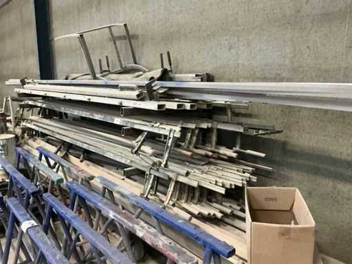 Viele Profile und Spannwerkzeuge