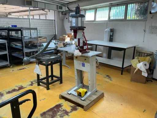 Machine à poinçonner pneumatique SPS 410-PNA-SP 2006 pour articles en cuir