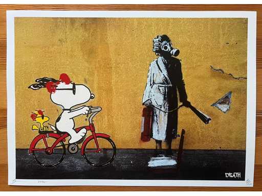 DEATH NYC: Donna di Banksy con maschera antigas e Snoopy 85/100