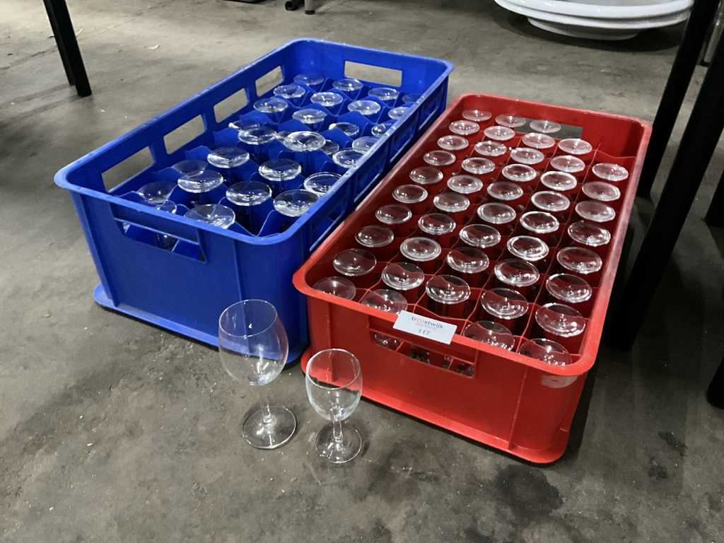Bicchieri da vino in cassa a scomparti (70x)