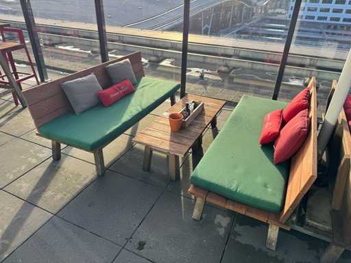 Cabines - Table dressée en terrasse avec 2 bancs