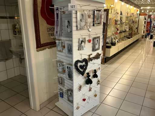 Divers cadres photo, matériaux décoratifs et supports pour assiettes