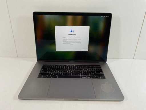 Apple MacBook Pro 15,5”, HexaCore i7, 16 GB RAM, 512 GB NVMe, AMD Radeon Pro 555X 4GB Laptop