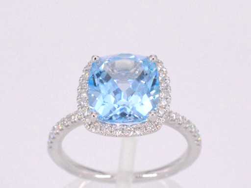 Witgouden entourage ring met kussenvorm geslepen topaas