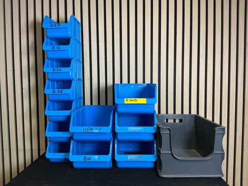 Partia różnych pojemników stosowanych