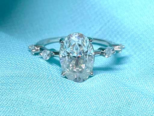 Ring met ovaal en briljanten