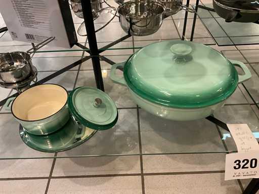 Gietijzeren kookpotten (2x) en 2 inox sauspannetjes met warmer