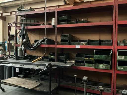 Metalen planken zonder inhoud