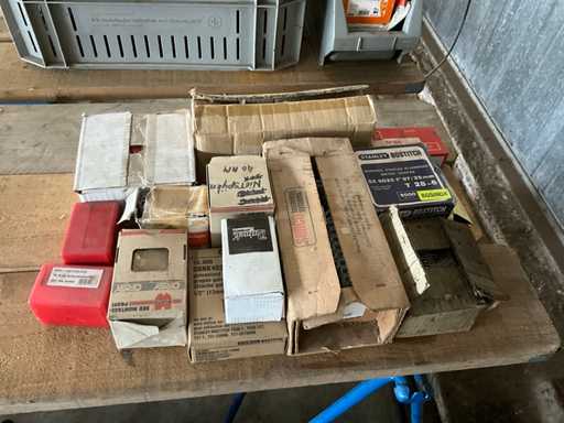 Batch of staples, nails