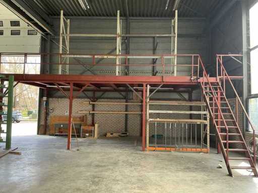 Zwischenboden mit Treppen und 3 Racks