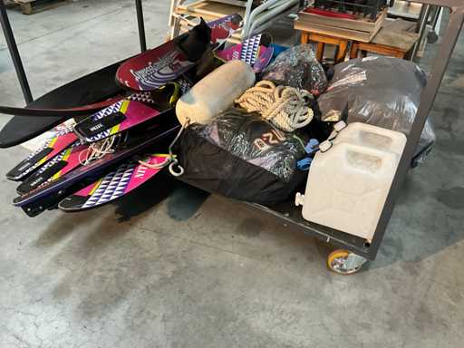 Beaucoup d’équipements pour les sports nautiques