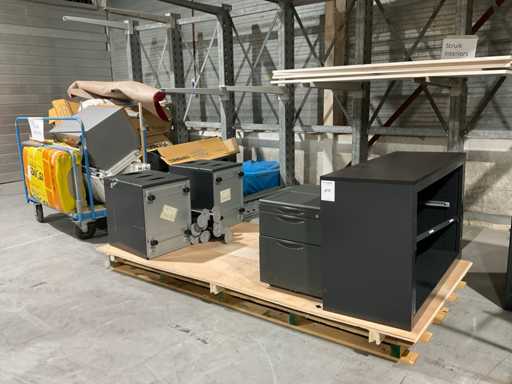 Partie de mobilier de bureau et divers