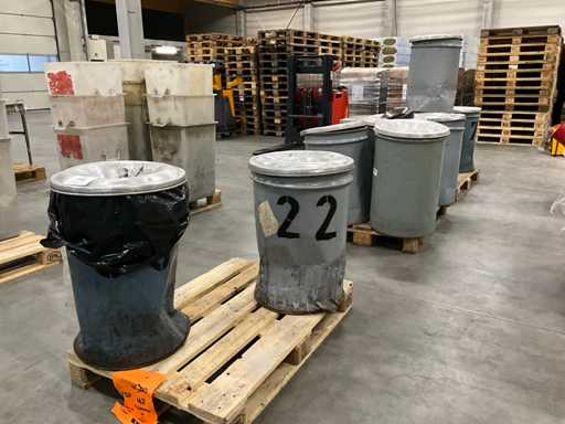 Waste bins & trash cans (11x)