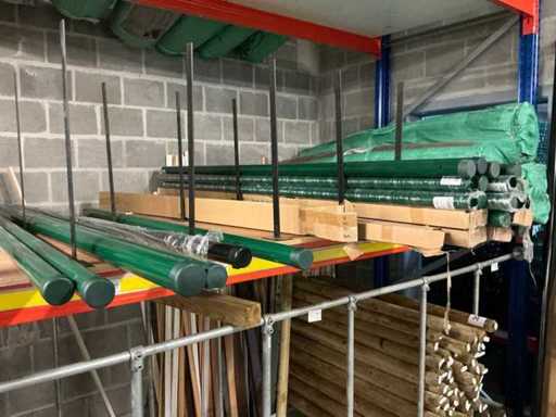 Partij tuinpalen en toebehoren
