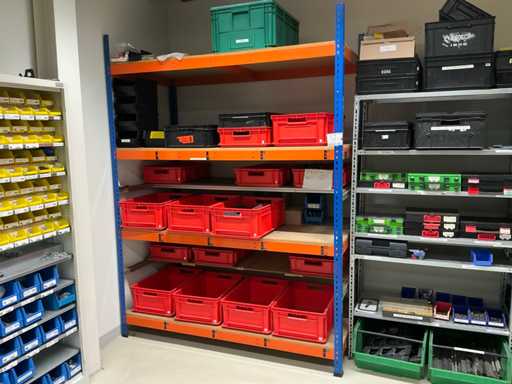 Schwerlastregal mit Inhalt