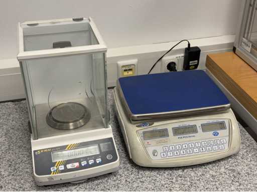   2 balances de laboratoire