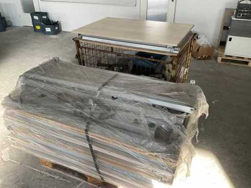 Le scrivanie sono composte da circa 10 pezzi