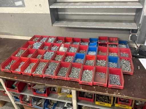 Charge von Schrauben, Muttern und Unterlegscheiben