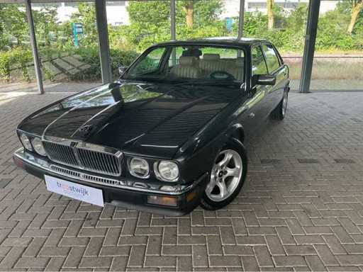 Jaguar XJ40 Sovereign, rzędowy sześciocylindrowy silnik 4,0 litra 