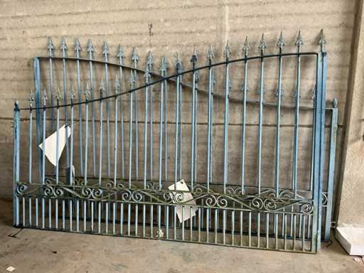 Wrought iron fence 560cm wide