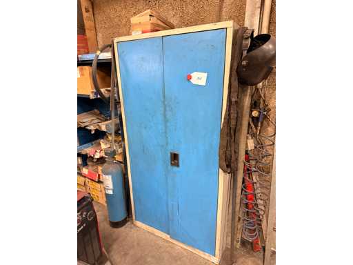   Werkstattschrank mit Inhalt