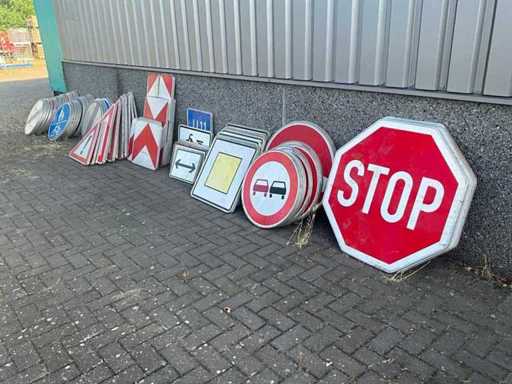Eine Reihe verschiedener Verkehrsschilder