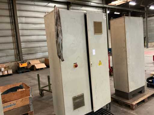 Cabinet de contrôle avec contenu