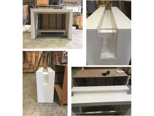 Stehtisch mit Vitrine