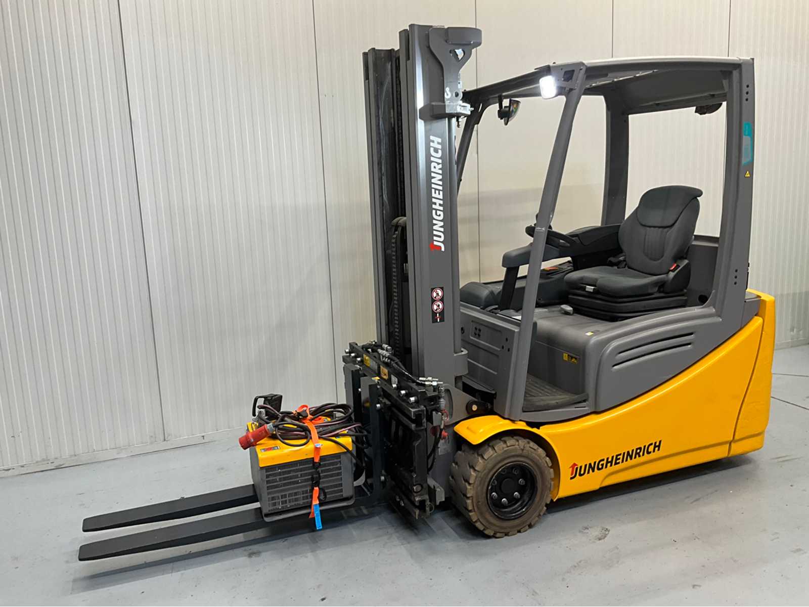 Jungheinrich EFG220-Li Forklift- Triplex – Fork Setter – Lithium ion battery – Freelift – Sideshift – – 2019