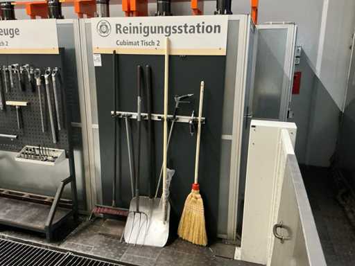 Wall-mounted cleaning station