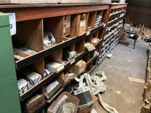 New Holland Un lot mare de piese de motor