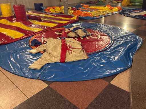 Sumo carpet with suits